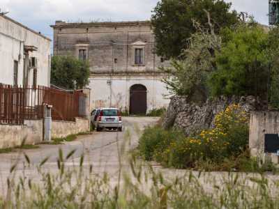 Lasciamo il sontuoso immobile e, tornando indietro imbocchiamo strada Caratore del Carmine, viuzza che dopo qualche decina di metri ci porta davanti al prospetto grigio e bianco di masseria del Seminario